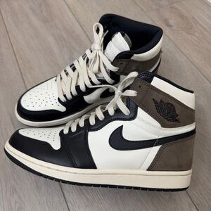 Jordan 1 Retro High
Dark Mocha size 8.5